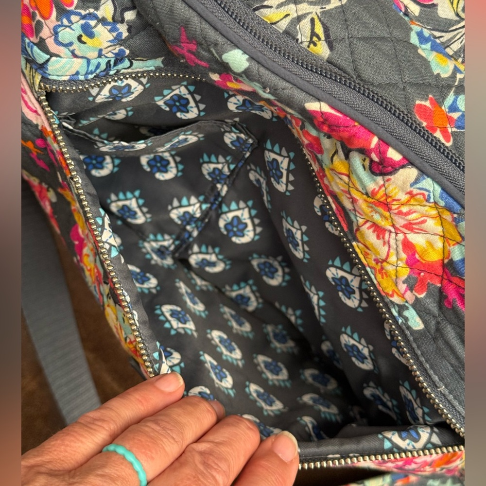 Vera Bradley Khaki Green & Floral Patterned Tote. Overnight bag - Picture 10 of 14